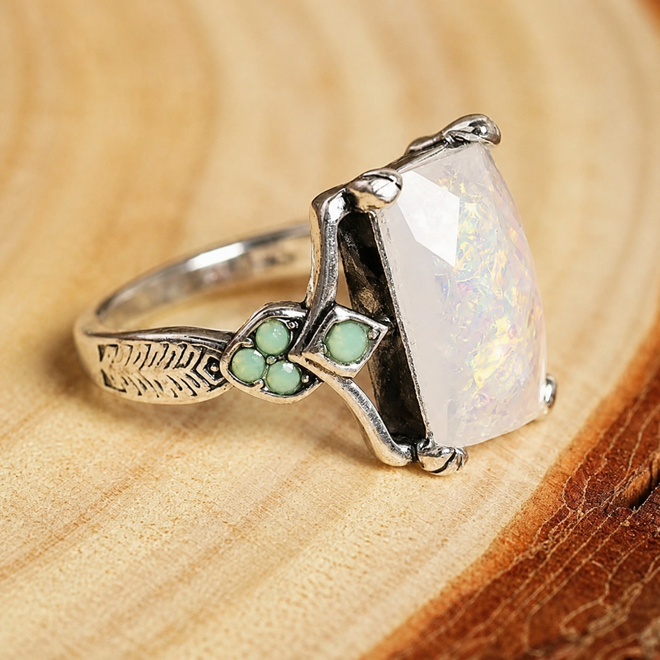 Anello Vintage Bianco Opale Senza Tempo